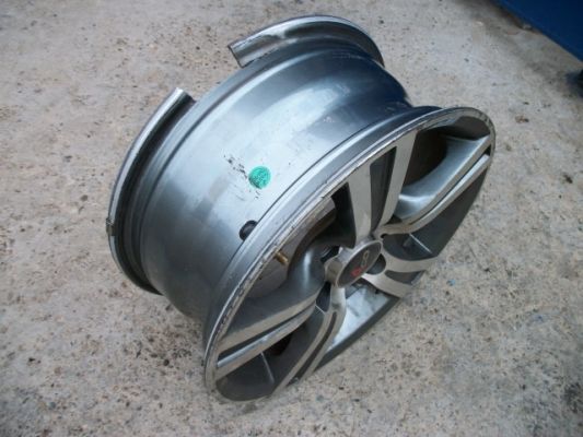 поврежден колесный литой диск (отломан кусок, фрагмент от края)
